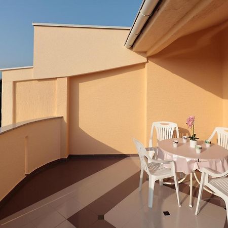 City Pool Apartments Novalja Luaran gambar