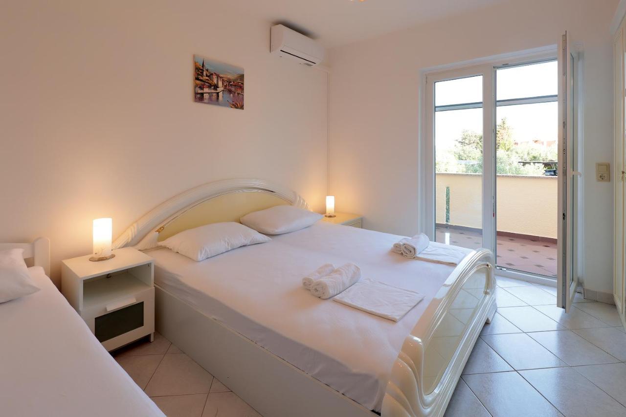City Pool Apartments Novalja Luaran gambar