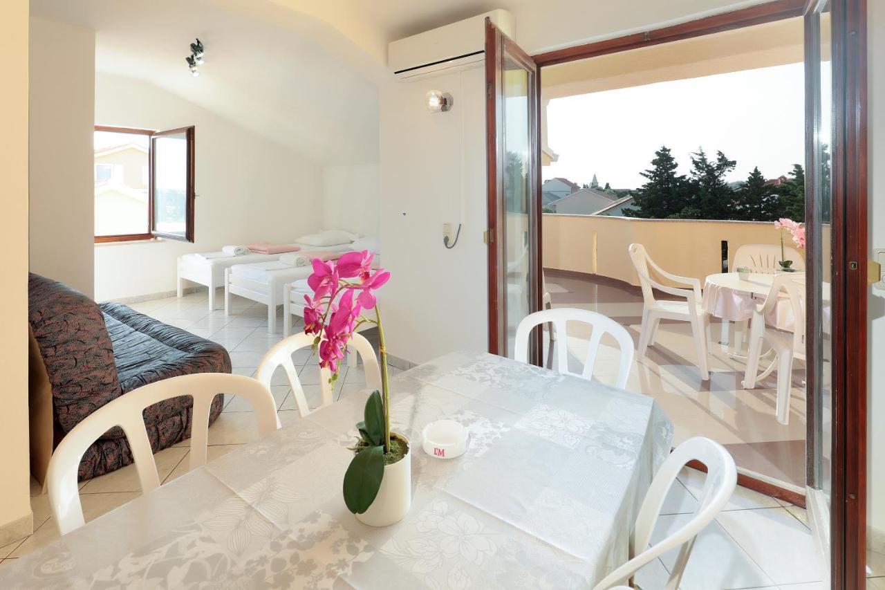 City Pool Apartments Novalja Luaran gambar