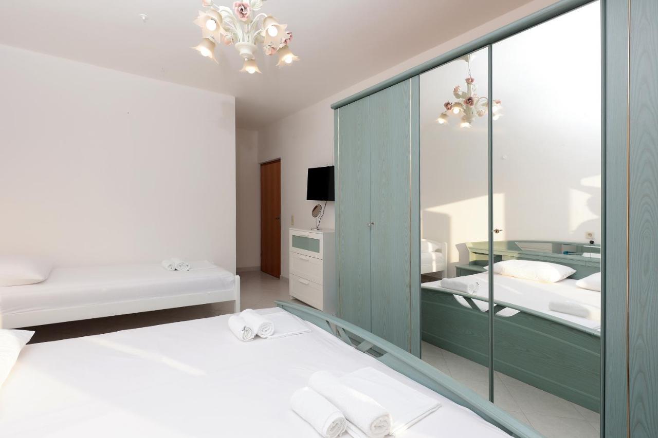 City Pool Apartments Novalja Luaran gambar