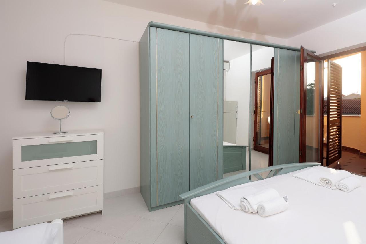 City Pool Apartments Novalja Luaran gambar