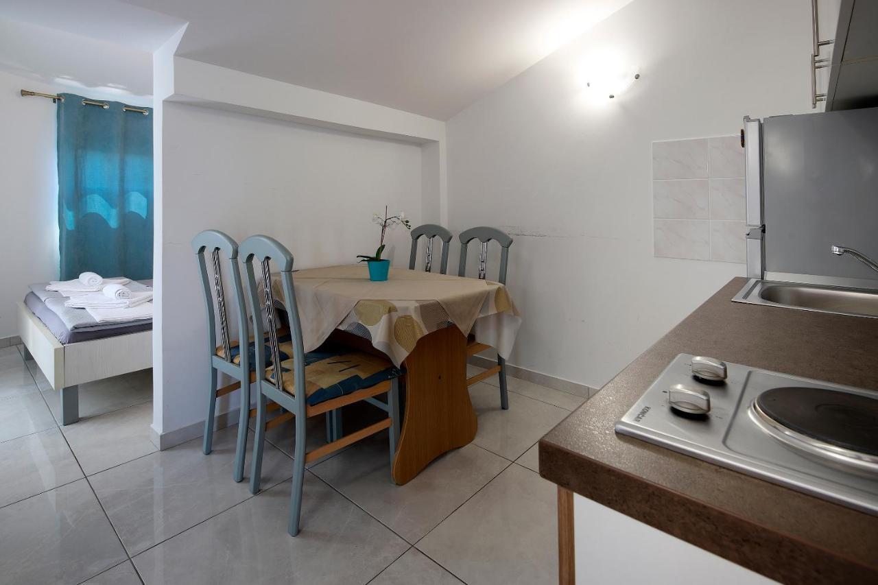 City Pool Apartments Novalja Luaran gambar