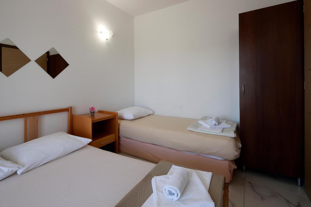 City Pool Apartments Novalja Luaran gambar