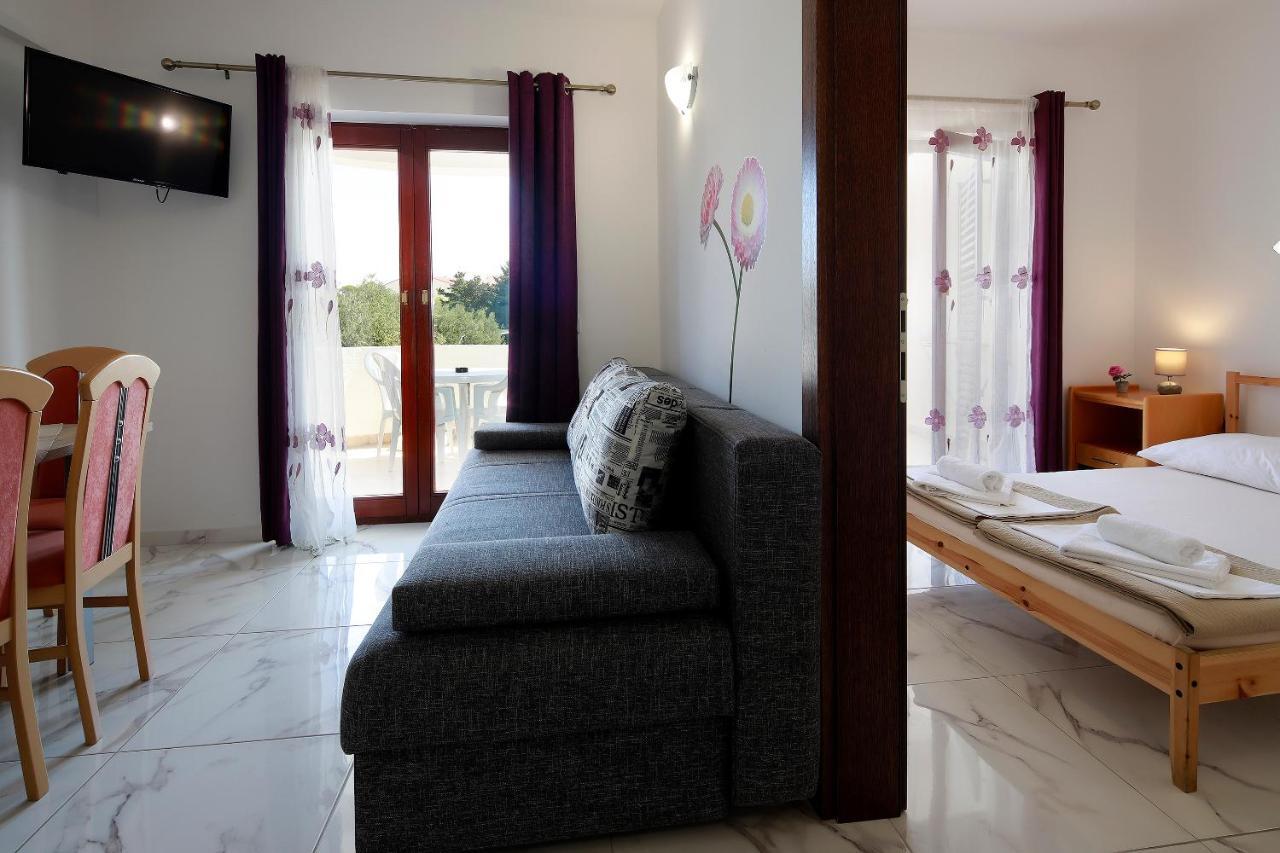 City Pool Apartments Novalja Luaran gambar