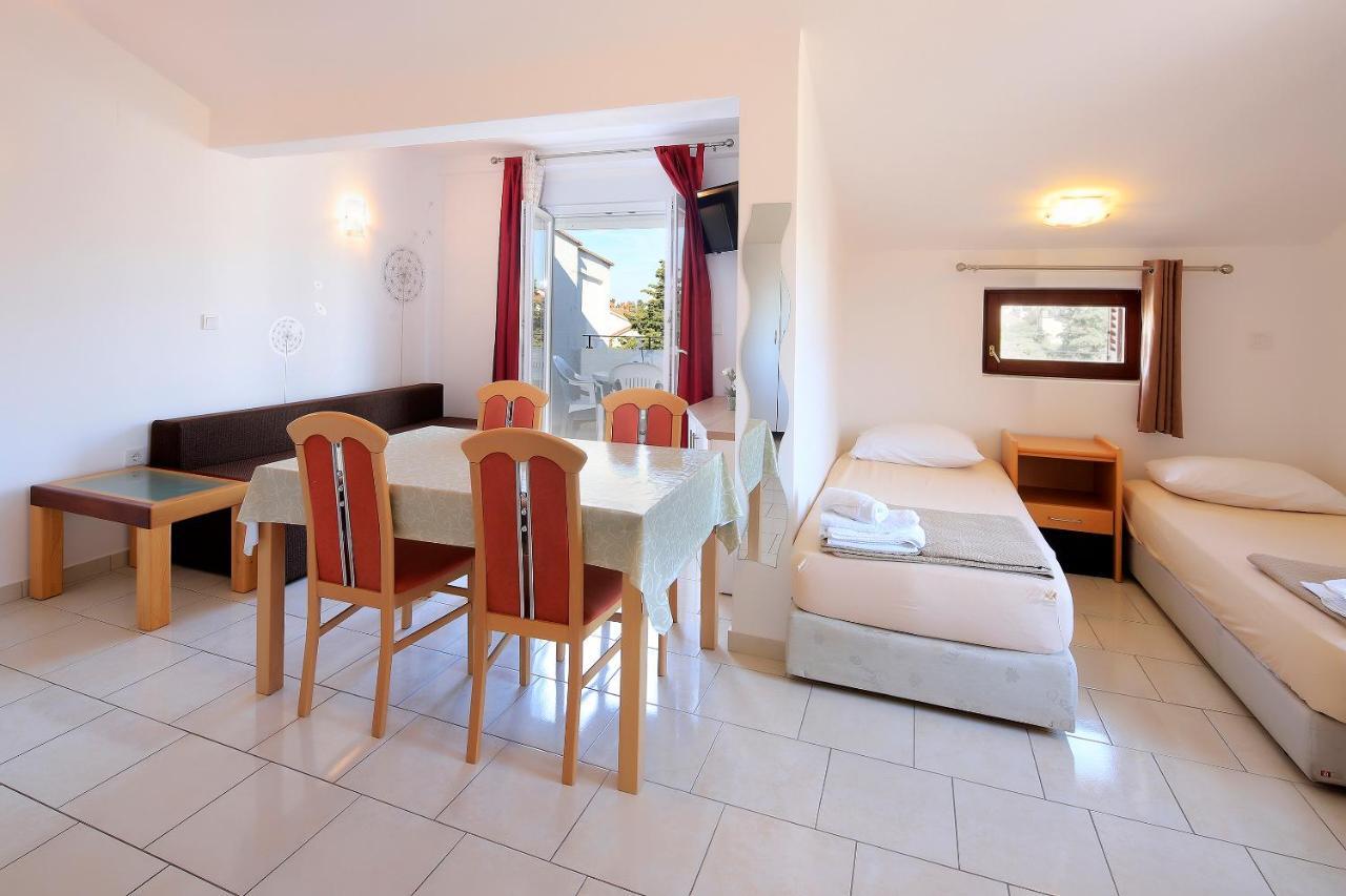 City Pool Apartments Novalja Luaran gambar