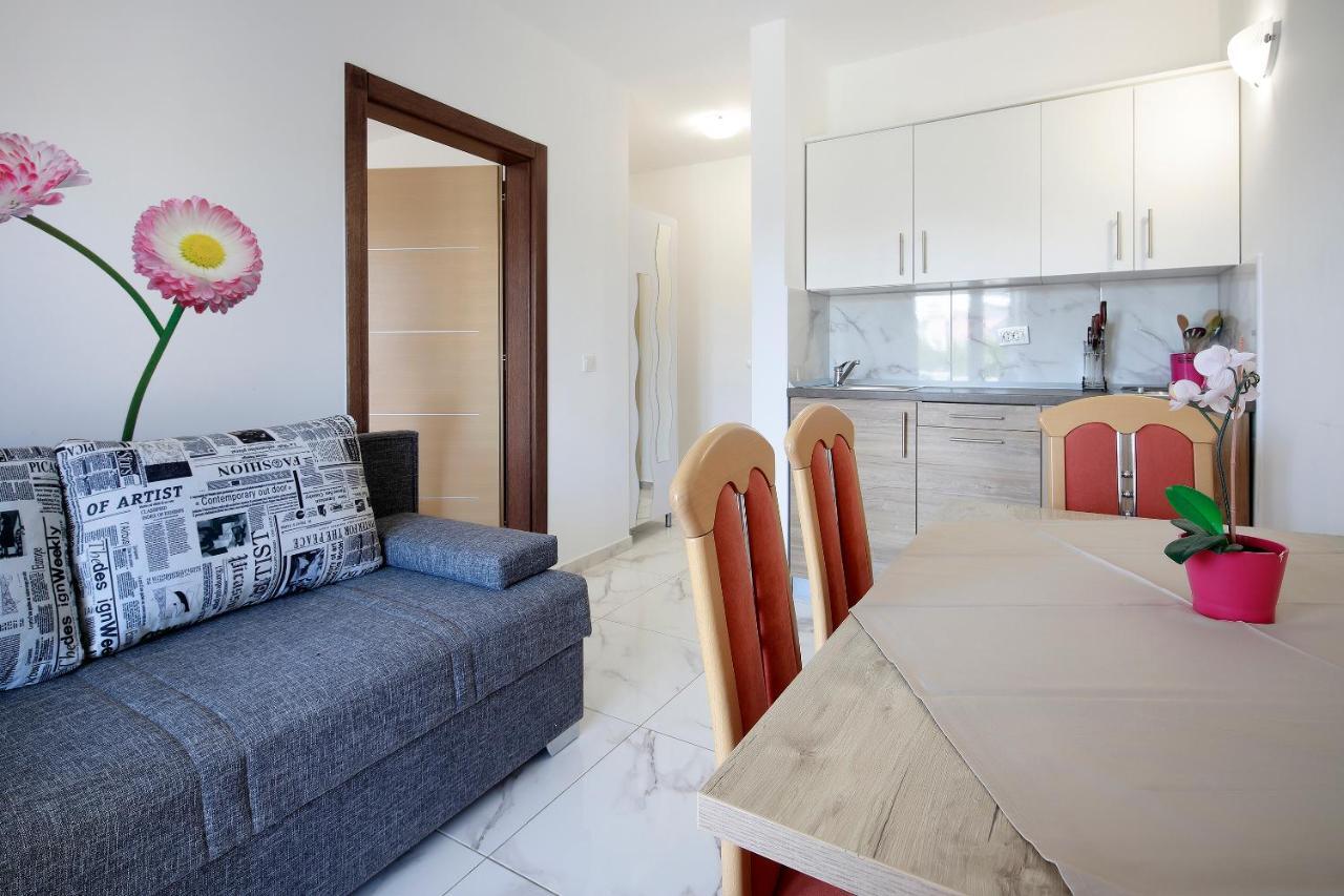 City Pool Apartments Novalja Luaran gambar
