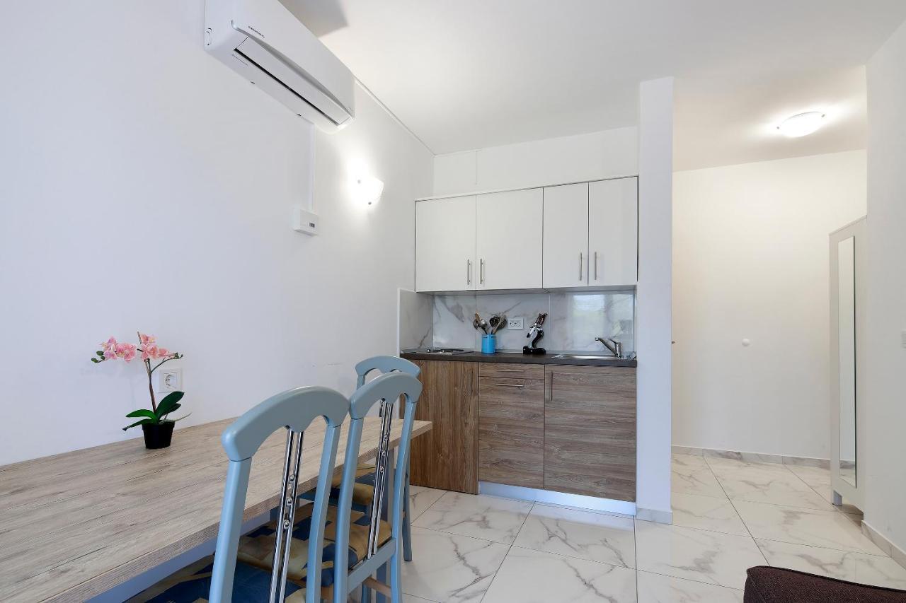 City Pool Apartments Novalja Luaran gambar