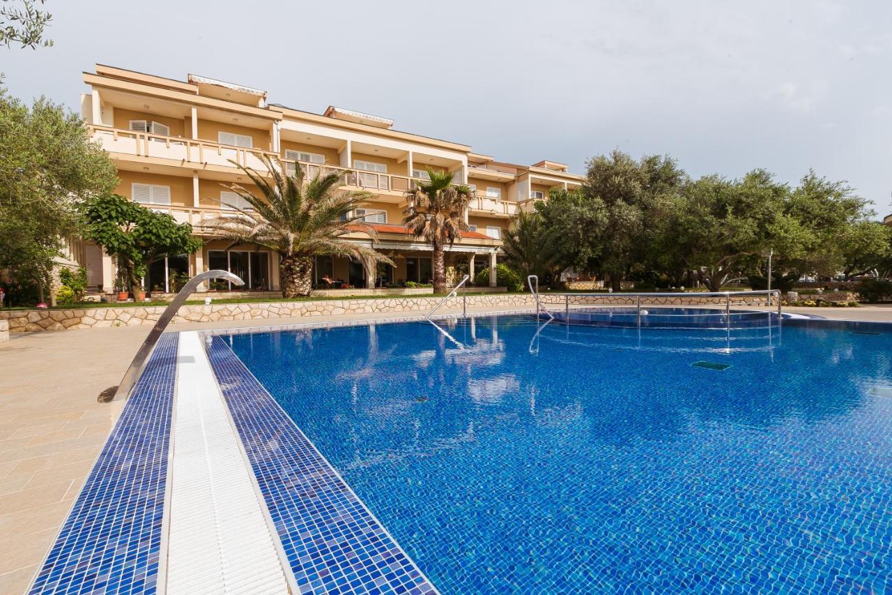 City Pool Apartments Novalja Luaran gambar